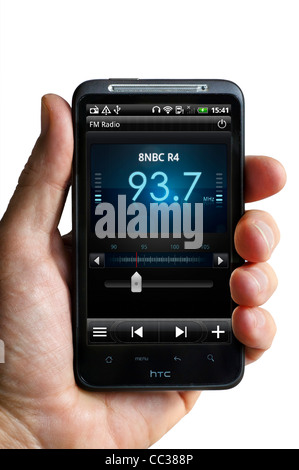 Ascolto di radio in FM su uno smartphone HTC Foto Stock