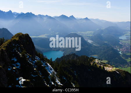 Vista di Alpsee Tegelberg e stazione di vertice dalla Branderschrofen Allgaeu Baviera Germania Foto Stock