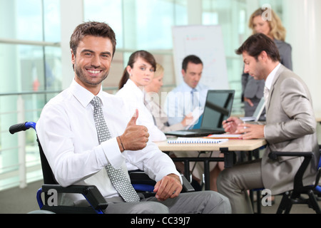 Imprenditore disabili sorridente in ufficio Foto Stock