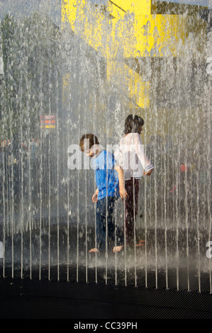 Jeppe Hein di installazione del 'che figurano camere' presso il centro di Southbank Foto Stock