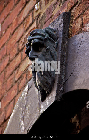 Il Gargoyle sopra la porta anteriore a Dennis taglia' House, 18 Folgate Street, Londra Foto Stock