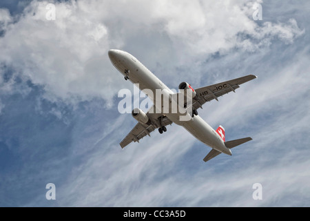 Un Airbus A321 della Swiss International sull approccio finale Foto Stock