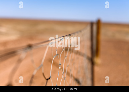 Il recinto del cane - la più lunga recinzione continua nel mondo. Coober Pedy, South Australia, Australia Foto Stock