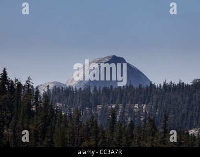 Half Dome in Yosemite National Park, California, visto da Olmsted punto sulla Tioga Road Foto Stock