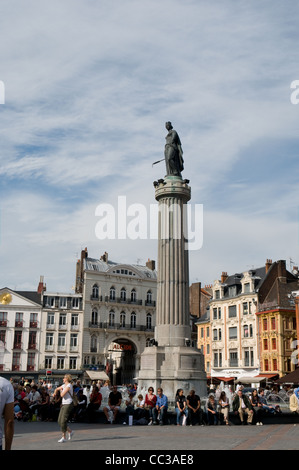 La statua della dea sorge su una colonna al centro di Place du General de Gaulle (Grand Place), Lille, Francia Foto Stock