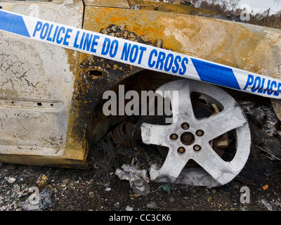 Bruciata auto in un parcheggio a Chobham comune, Surrey, Regno Unito Foto Stock