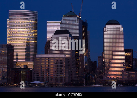 Gru edili in cima a una World Trade Center dietro WFC Edificio 3 & 4, WFC 2 sulla destra. Goldman Sachs sede sulla sinistra. Foto Stock