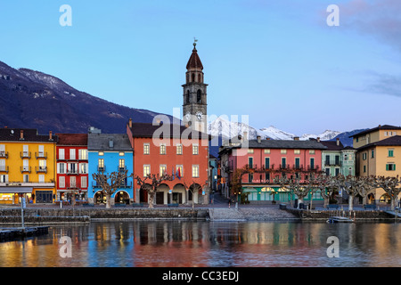 Dal lungolago di Ascona, Ticino, Svizzera in serata durante il tramonto con riflessi sul Lago Maggiore. Foto Stock