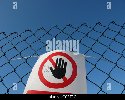 Nessun segno di entrata sulla recinzione metallica gate con cielo blu Foto Stock