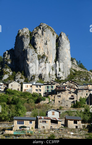 Paesaggio roccioso con il villaggio alpino arroccato di Roubion dominato Da scogliere e affioramento roccioso nel Parco Nazionale del Mercantour Alpes-Maritimes Francia Foto Stock