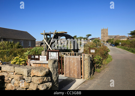 Zennor Cornwall Inghilterra England Regno Unito. Vista del villaggio di chiesa da Edicola Folk Museum e Trewey mulino con waterwheel lavoro Foto Stock