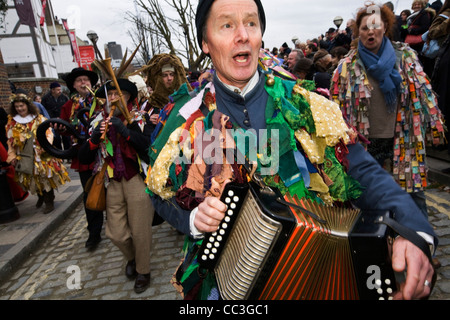 Artisti e musicisti accompagnano annualmente un tradizionale gioco di folklore celebrando un 'wassail' Herald per il nuovo anno Foto Stock