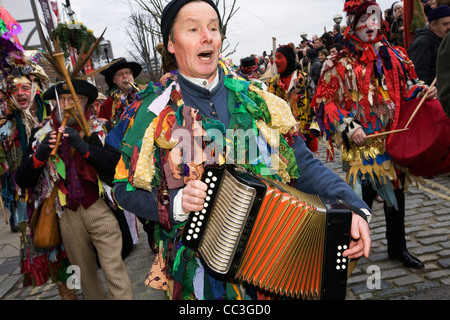 Artisti e musicisti accompagnano annualmente un tradizionale gioco di folklore celebrando un 'wassail' Herald per il nuovo anno Foto Stock