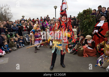 Un attore vestito come San Giorgio che combatte in un tradizionale gioco di celebrare un 'wassail' ad araldo del nuovo anno. Foto Stock