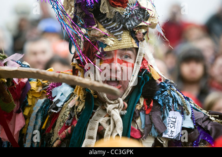 Un attore vestito come San Giorgio che combatte in un tradizionale gioco di celebrare un 'wassail' ad araldo del nuovo anno. Foto Stock