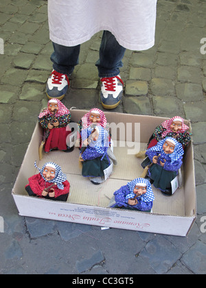 Brutto bambola strega ridere in piazza navona roma italia Foto Stock