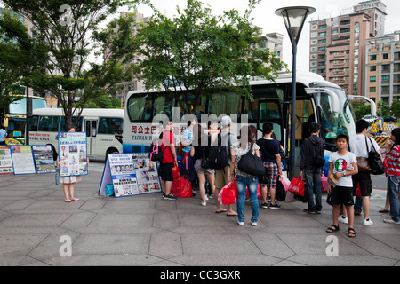 Falungong manifestanti nella parte anteriore del continente cinese turisti in Taiwan Foto Stock