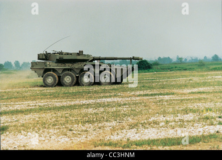 Italiana del ventesimo secolo i veicoli militari armati pesanti Centauro degli anni novanta Foto Stock