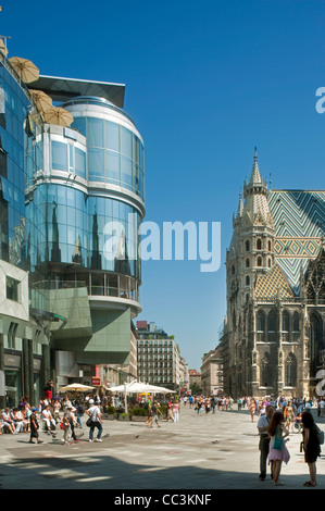 Österreich, Wien I, Stephansplatz, Fassade des Anfang der neunziger Jahre vom Architekten Hans Hollein entworfenen Haas-Haus Foto Stock