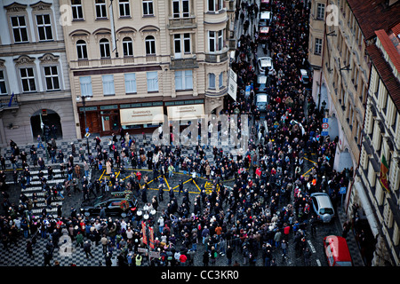 Le persone seguono auto funebre con resti di Vaclav Havel, il primo presidente della Repubblica ceca e l'ultimo presidente del Foto Stock