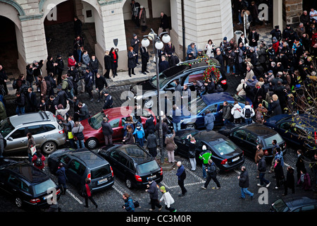 Le persone seguono auto funebre con resti di Vaclav Havel, il primo presidente della Repubblica ceca e l'ultimo presidente del Foto Stock