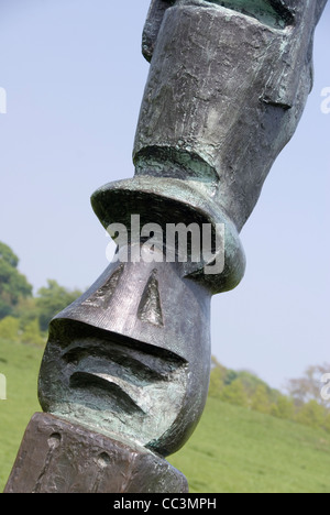 Henry Moore, montante movente ?, scultura in bronzo, Yorkshire Sculpture Park Foto Stock