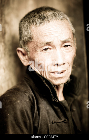 Ritratto di un bianco tribesman Hmong in remoto villaggio di cantato La in Ha Giang provincia, nel Vietnam del Nord. Il Sud Est Asiatico. Foto Stock