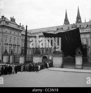 Popolo ceco frequentare le catafalque con la bara di Tomas Garrigue Masaryk collocato presso il Castello di Praga. Nella foto di Praga, Foto Stock