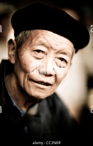 Ritratto di un tradizionale bianco Tribesman Hmong a Meo mercato Vac in Ha Giang provincia, nel Vietnam del Nord, del sud-est asiatico. Foto Stock