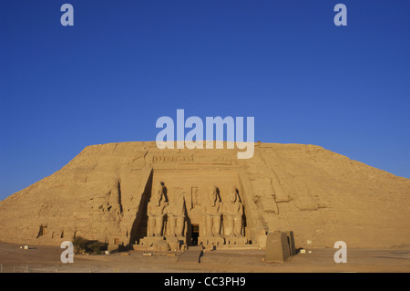 Arte Egizia Grande Tempio di Ramses II. Quattro colossali statue raffiguranti il faraone Ramses II (1290-1224 a.C.). Abu Simbel. Egitto Foto Stock