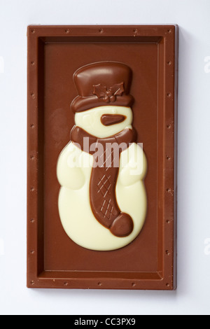 Il cioccolato al latte bar con il cioccolato bianco pupazzo di neve da Thorntons nevoso selezione Wonderland isolati su sfondo bianco Foto Stock