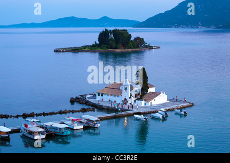 Scena serale di Vlacherna Monastery e Pontikonisi isola, Kanoni, Corfù, Grecia Foto Stock