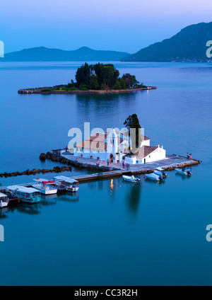 Scena serale di Vlacherna Monastery e Pontikonisi isola, Kanoni, Corfù, Grecia Foto Stock