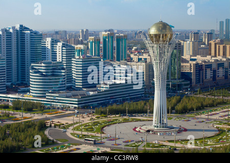 Il Kazakistan, Astana, vista del centro città guardando verso la Torre di Bayterek Foto Stock