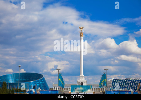 Il Kazakistan, Astana, monumento KazakYeli (kazako paese), Shabyt Palazzo delle Arti e il palazzo di indipendenza Foto Stock