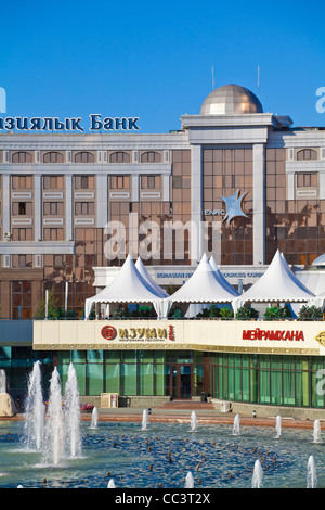 Il Kazakistan, Astana, Kazakistan, Astana, Nurzhol bulvar, viale centrale di Kazakhstanâ€™s nuove organizzazioni governative e zona amministrativa, fontane al ristorante e centro bancario Foto Stock