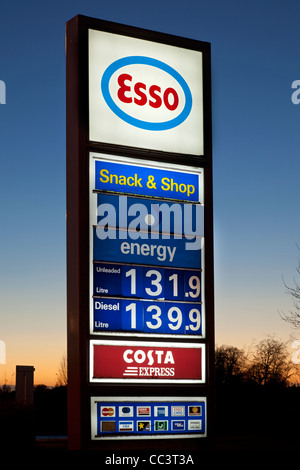 Esso benzina carburante garage della stazione di riempimento in corrispondenza di notte Foto Stock