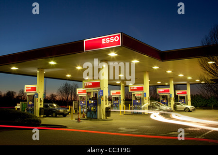 Esso benzina carburante garage della stazione di riempimento in corrispondenza di notte Foto Stock
