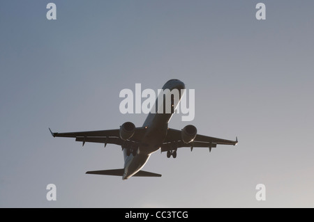 Lufthansa CityLine Embraer 195 avvicinando l'Aeroporto di Birmingham, Regno Unito Foto Stock