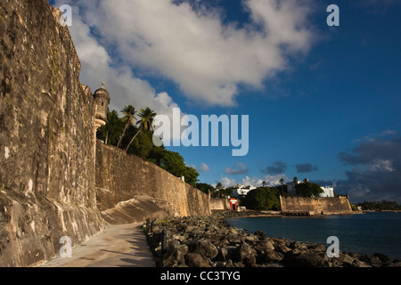 Puerto Rico, San Juan, San Juan vecchia torre di avvistamento da Puerta de San Juan gate Foto Stock