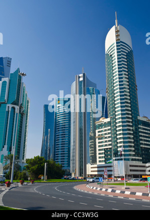 Il Qatar Doha Corniche,edifici moderni accanto a Sheraton rotonda Foto Stock