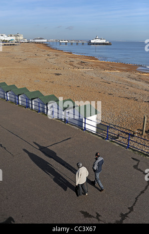 In inverno il sole sul lungomare di Eastbourne East Sussex Regno Unito Foto Stock