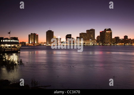 Stati Uniti d'America, Louisiana, New Orleans, skyline della città da Algeri, Algeri traghetto e del fiume Mississippi, sera Foto Stock