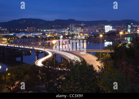 Stati Uniti d'America, West Virginia, Charleston, città e MI-64, ponte di sera Foto Stock