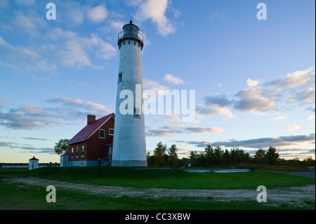 Stati Uniti d'America, Michigan, Lago Huron Shore, Tawas City, Tawas Point State Park, Tawas Point Lighthouse sul Lago Huron, Alba Foto Stock