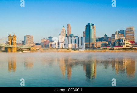 Stati Uniti d'America, Ohio, Cincinnati, Skyline con nebbia sul Fiume Ohio Foto Stock
