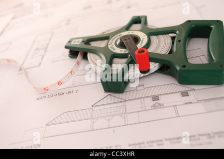 Gli architetti di disegno con nastro di misurazione Foto Stock