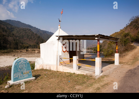 India, Arunachal Pradesh, Yazali, piccolo santuario di shiva accanto al fiume Ranganadi in memoria del soldato morto Foto Stock