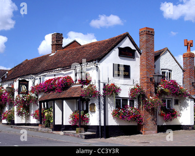 La Bell Inn con cesti di fiori a Bovingdon, Herts, Regno Unito Foto Stock