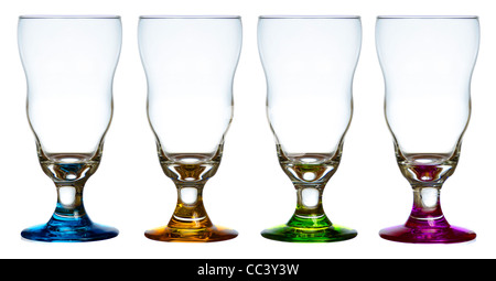 Quattro colori diversi bicchieri di cristallo in una riga Foto Stock